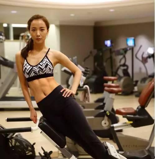 有马甲线的明星,揭秘拥有完美身材的明星们