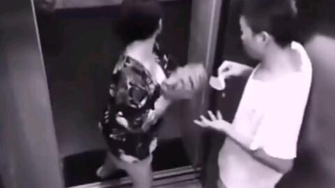 小情侣吵架吃瓜电梯,吃瓜群众围观成“现场直播”