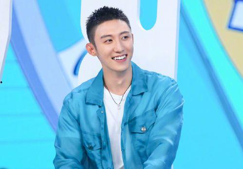 举铁脖子粗男明星,举铁塑型，脖子粗壮的男明星风采