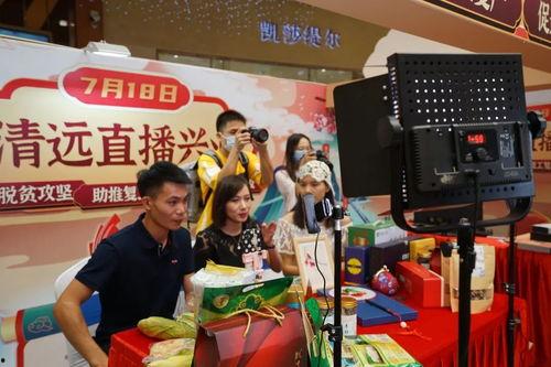 网红在广场上直播带货,网红引领新零售风尚