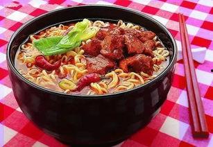 南宁吃瓜泡面妹,街头美食新宠，泡面与瓜果的奇妙融合